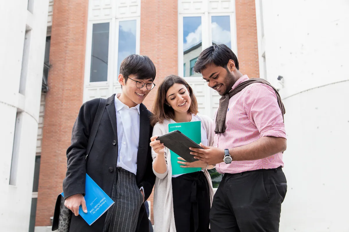 Gruppo di studenti on campus